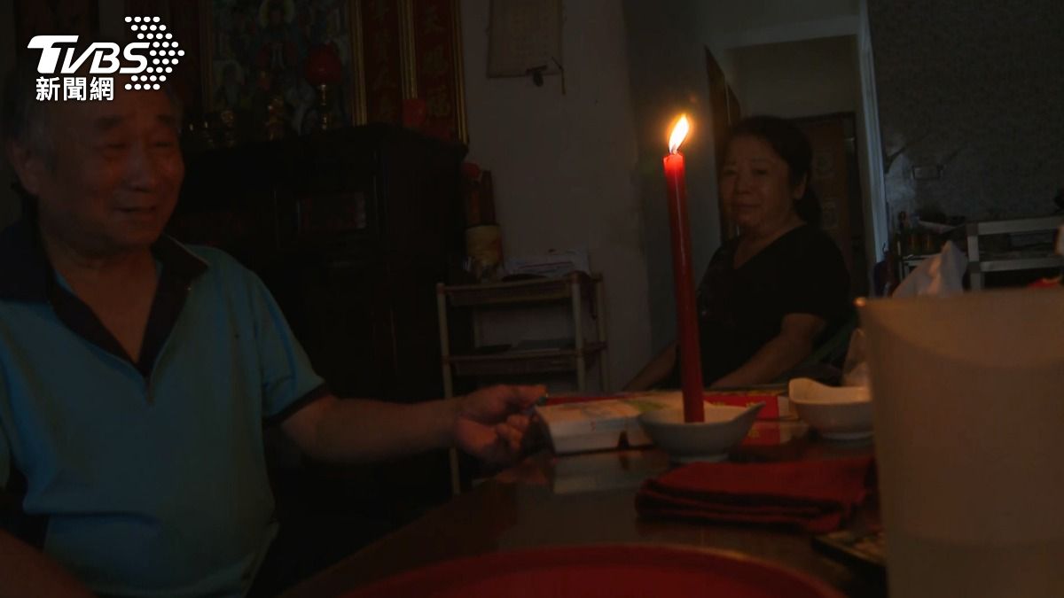 彰化鹿港一社區大樓因豪雨淹水停電四天,居民只能點蠟燭,睡地板。(圖/TVBS)