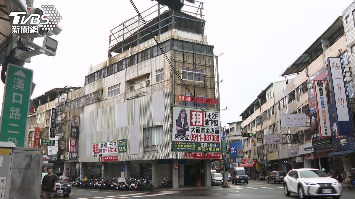 消費型態轉變!連鎖眼鏡行捨80坪黃金三角窗 月租砍半。(圖/TVBS)