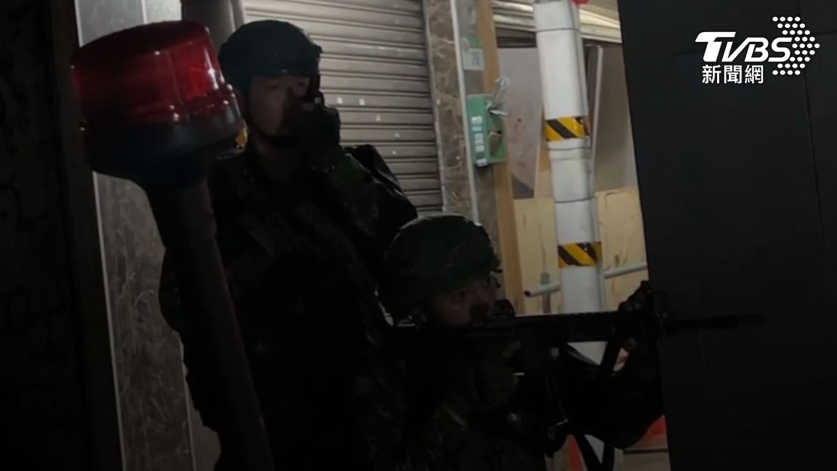 7／11凌晨2時許，憲兵演練央行防護作戰，快反連亦於周遭待命支援。(圖／TVBS）