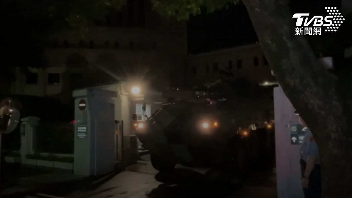7／11凌晨2時許，憲兵演練央行防護作戰，雲豹甲車進入央行車道。(圖／TVBS）