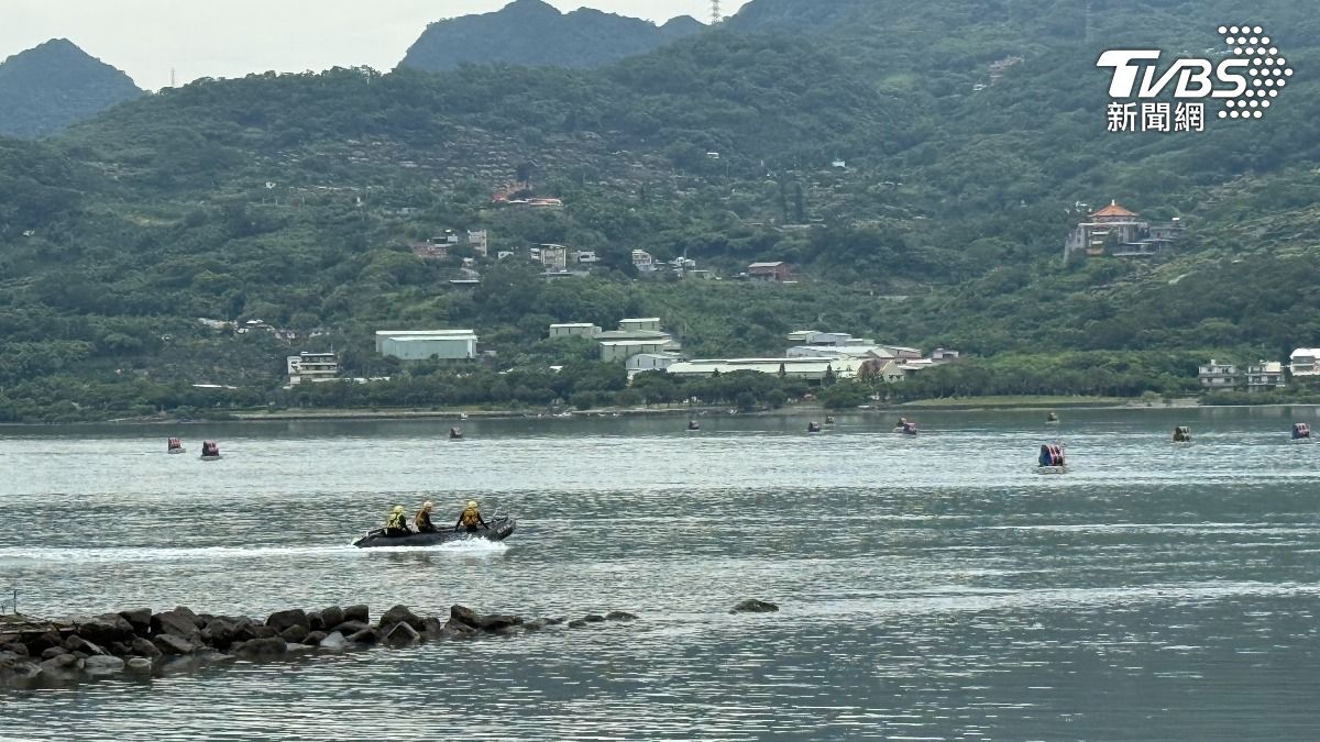 53工兵群下水檢整淡水河道阻絕布置，此次漢光演習更將進行實爆驗證。(圖／TVBS）