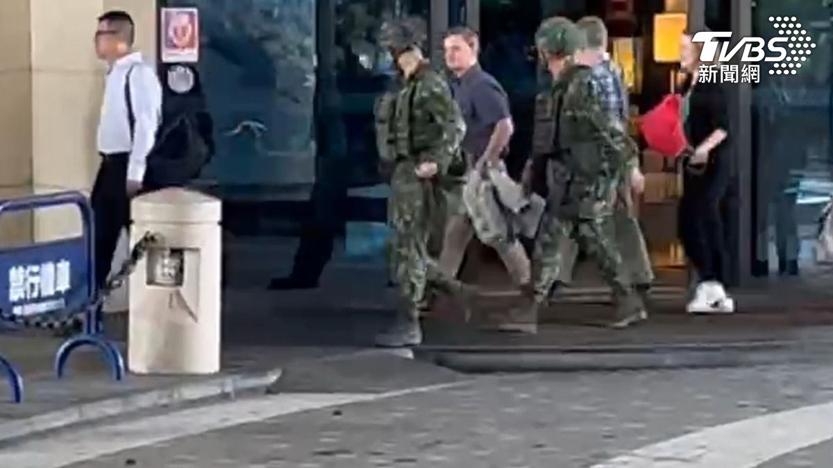 本台獨家直擊，前美國太平洋陸軍司令弗林（Charles Flynn）現蹤淡水，與國軍高層一同踏勘河防部署。（圖／TVBS）