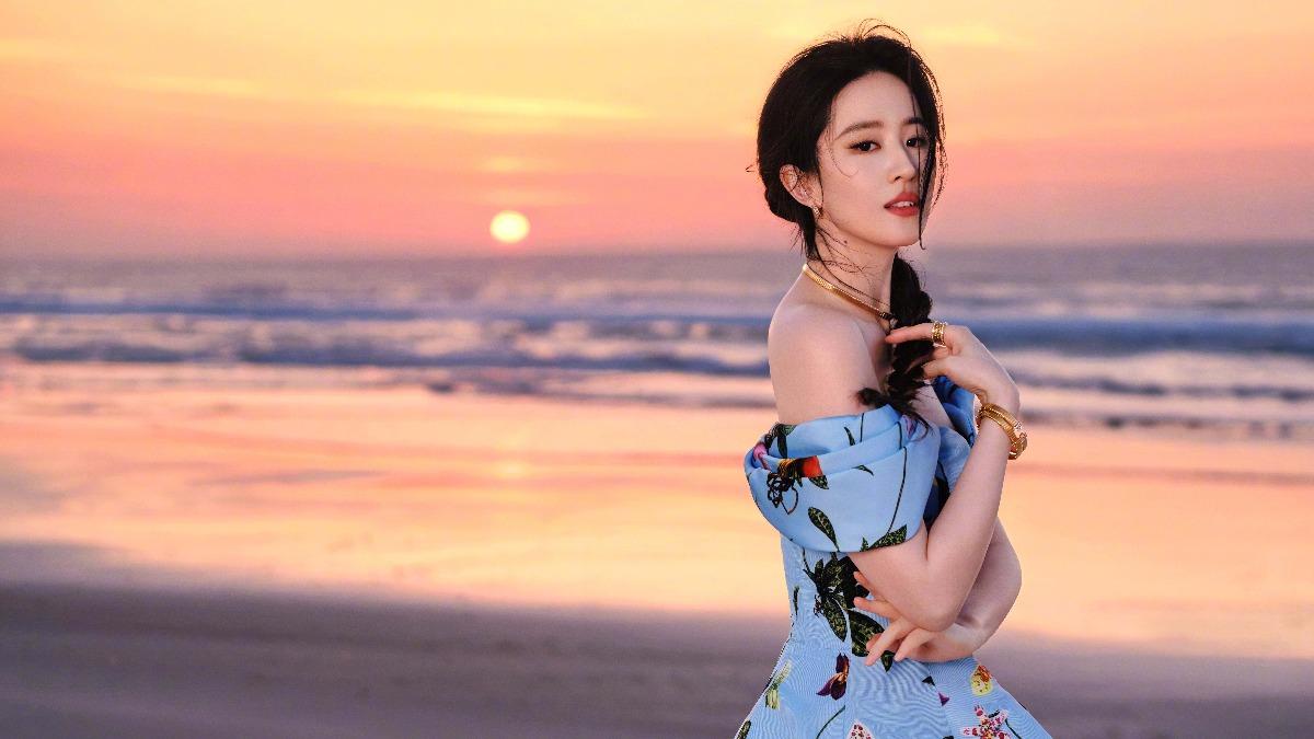 導演王晶談起劉亦菲（圖）：她很努力啊。（圖／翻攝自劉亦菲微博）
