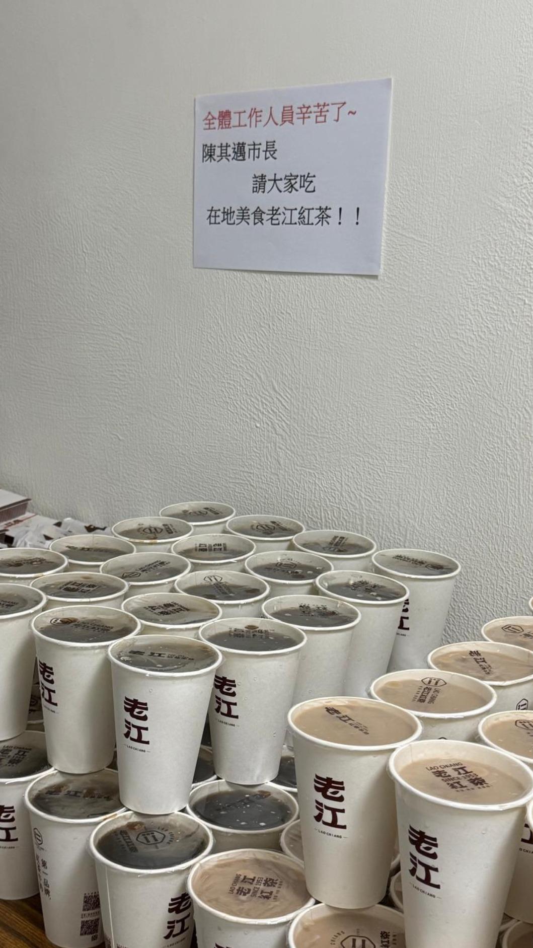 陳其邁請江蕙團隊吃宵夜。(圖/寬宏藝術提供)