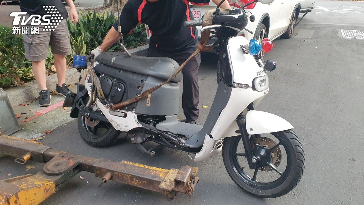 快訊/中山分局警騎車鳴笛執勤遭撞!安全帽噴飛 送醫搶救中