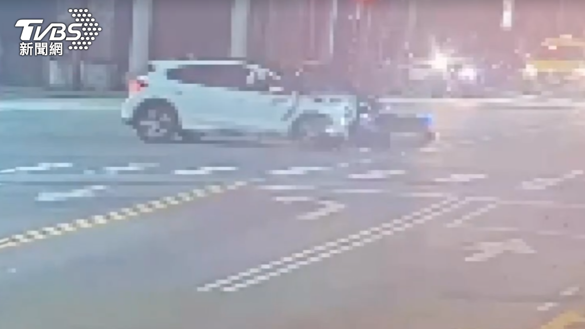 蔡姓員警轉彎時，與直行小客車發生碰撞，安全帽整個噴飛。（圖／翻攝畫面）