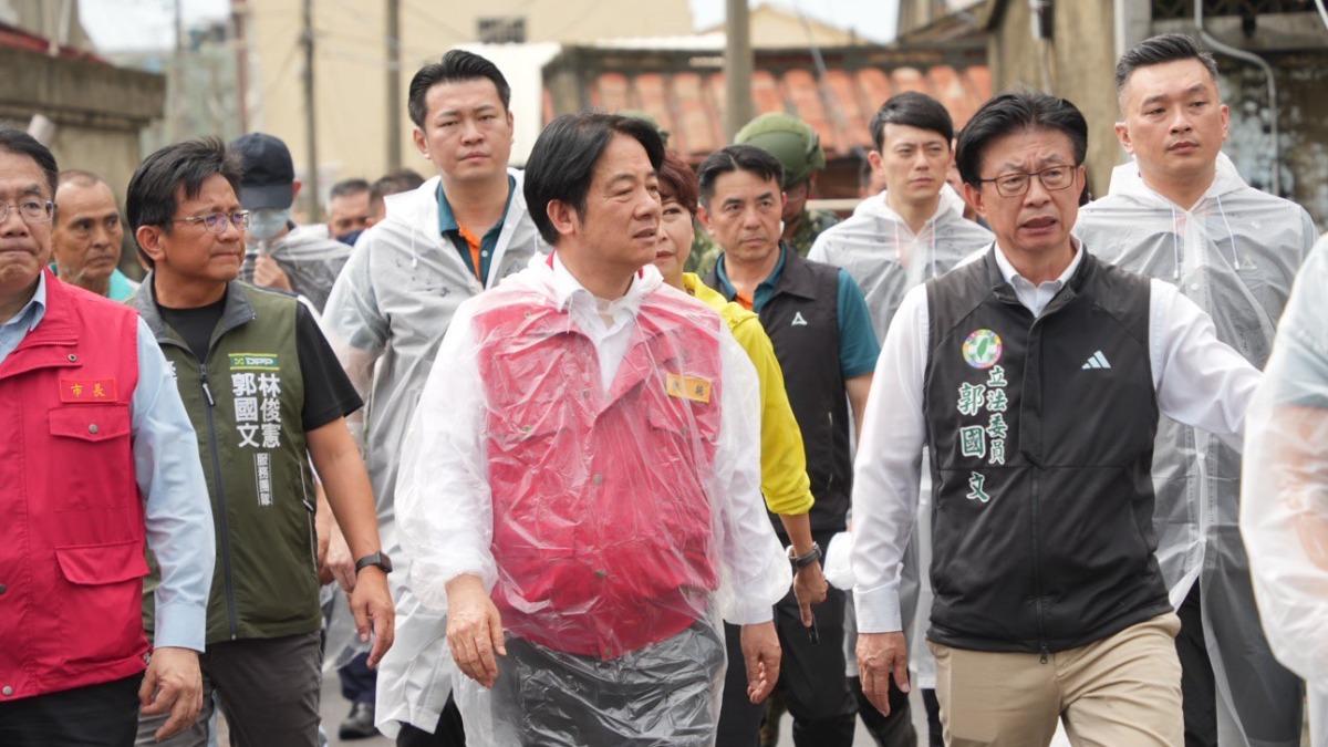 穿著綠衣的陳亭妃被賴清德遮擋住。（圖／翻攝自郭國文臉書）