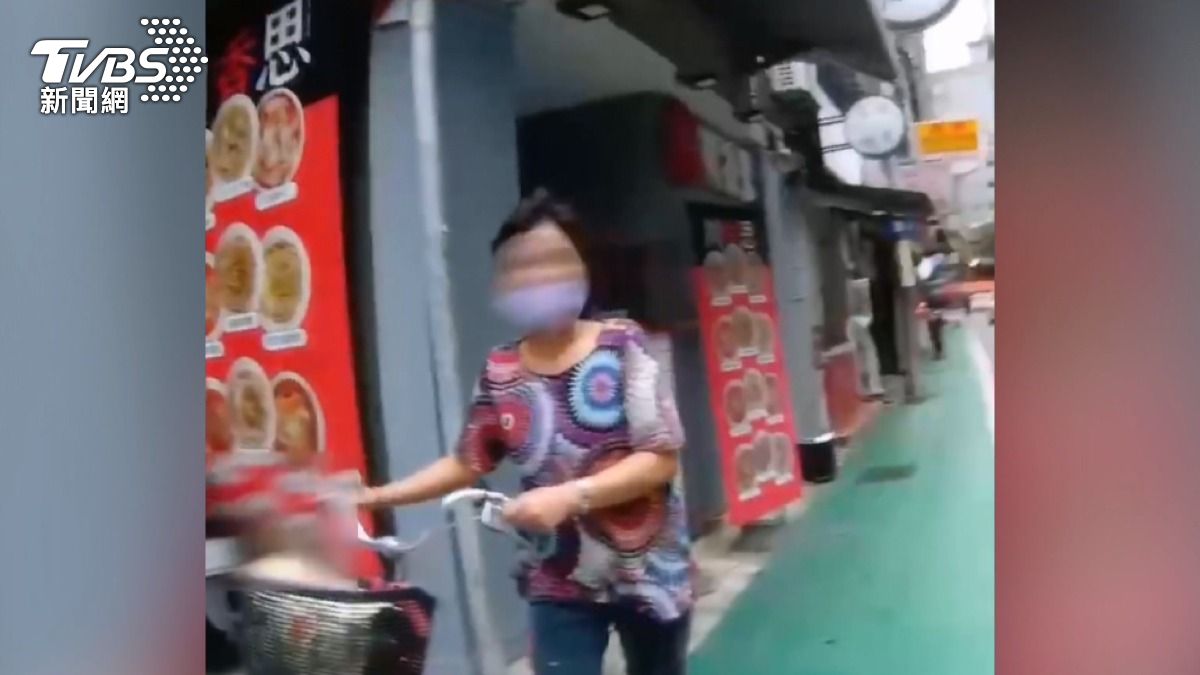 越南女偷渡客騎腳踏車逆向被逮,她坦承從廣州入台,因為「無證件」露餡。(圖/TVBS)