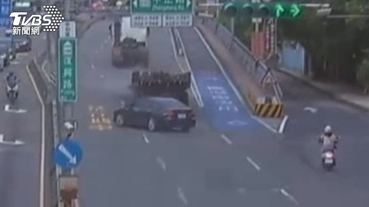 有片／新北秀朗橋上聯結車頭與拖車板分離　後方車嚇壞急閃避