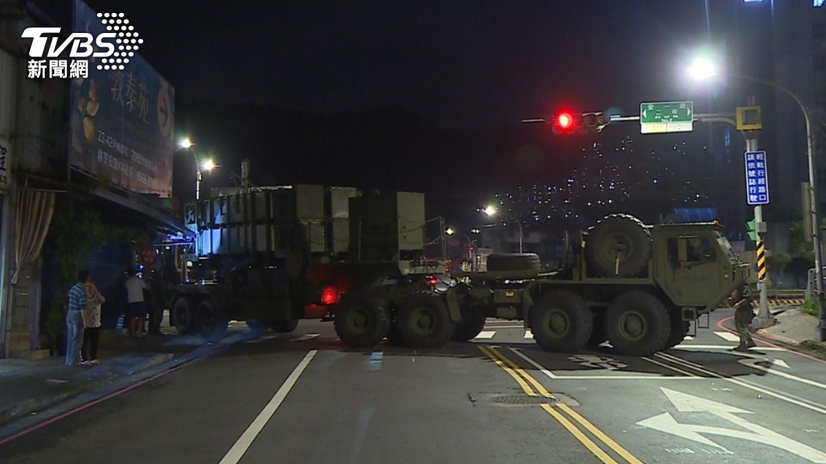 愛國者飛彈車受困路中央。(圖/TVBS)