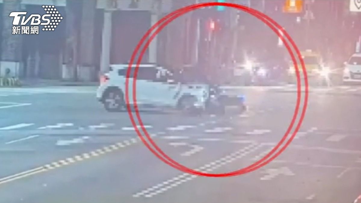 中山員警趕往現場處理糾紛　遭多元計程車撞上。（圖／TVBS）
