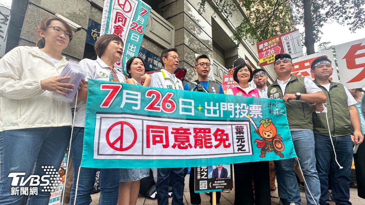 蘇巧慧帶領黨公職協助罷團掃街。(圖/潘袁詩羽攝)