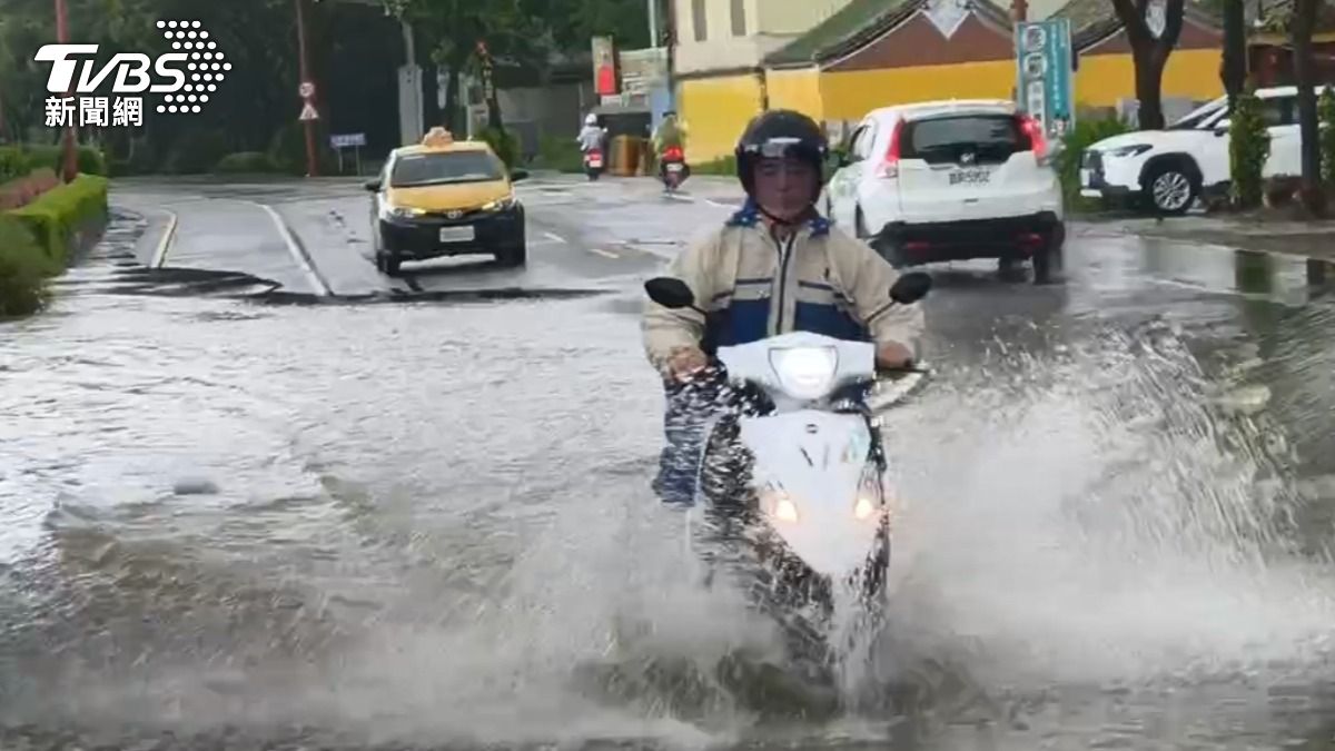 我家門前有小河，金門7/11降雨207mm破紀錄。（圖／TVBS）