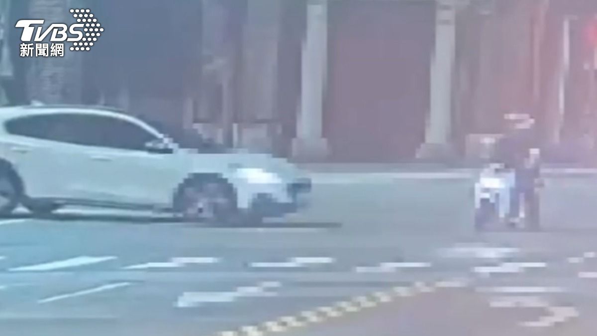 熱心警趕處理糾紛,遭遇重大車禍,同事集氣盼早日康復。(圖/TVBS)