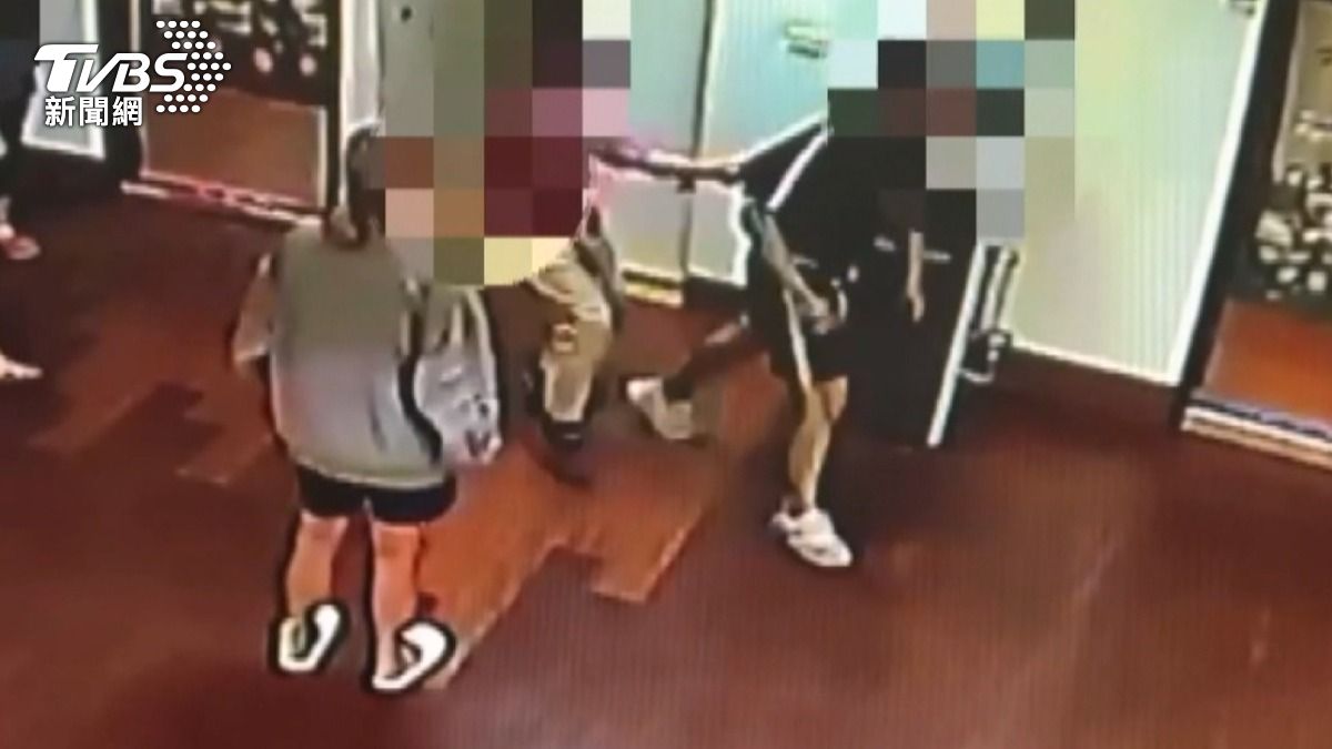 22歲男圖書館服勞役竟偷拍,他躲女廁反鎖門,被發現時,民眾圍堵第一時間逃脫。(圖/TVBS)