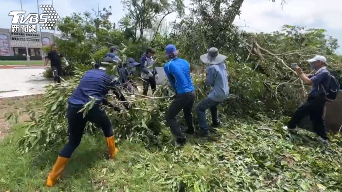 志工大軍500人挺進，台南嘉義災區「搶修復原」，奔波6小時不喊累。（圖／TVBS）