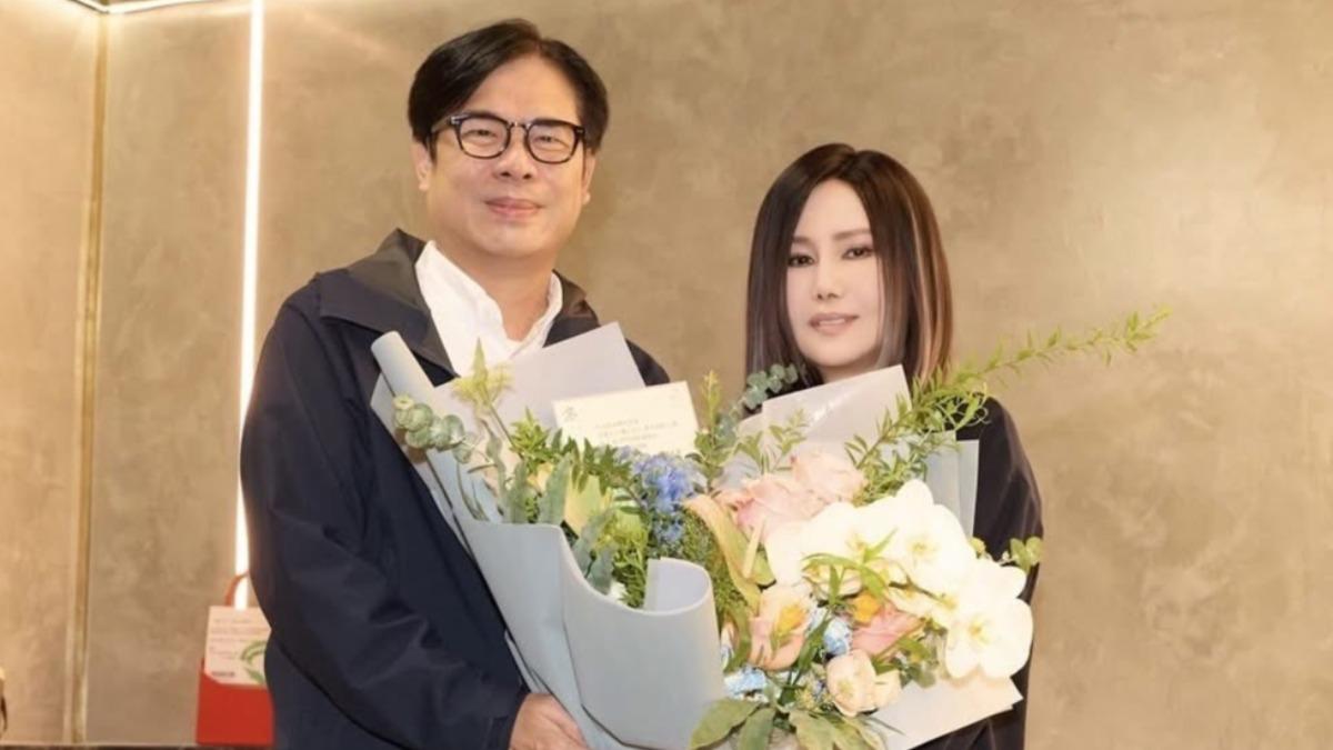 江蕙復出高雄巨蛋首唱!陳其邁親送宵夜 曬合照揭「私下約定」