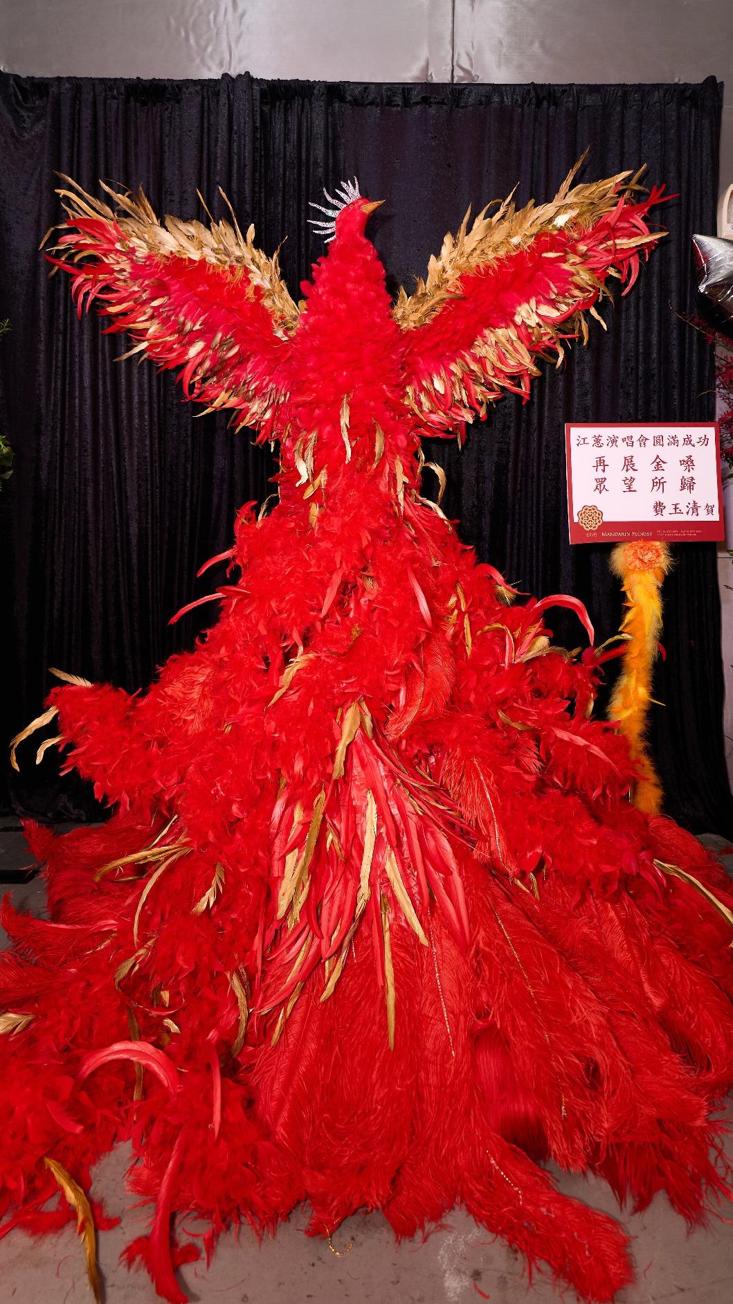 費玉清送上220公分「鳳凰」。(圖/寬宏藝術提供)