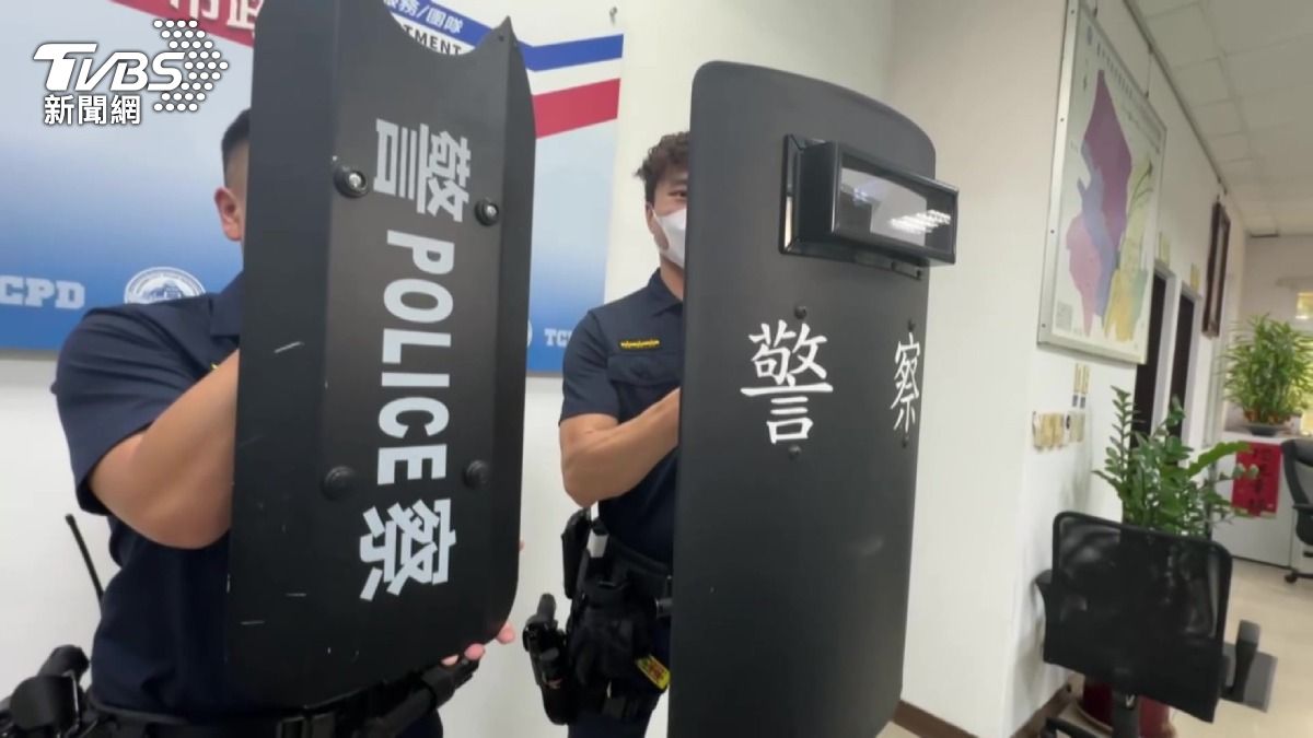 詐騙集團裝堅固鋼門！警用「輕巧臂盾」攻防兼備，一聲巨響破門而入。(圖／TVBS)