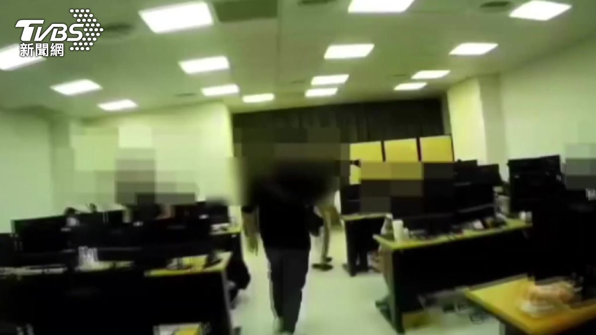 博弈詐騙機房遭突襲！台中警「1.2公斤臂盾」破鋼門，犯人驚：怎突破的。(圖／TVBS)