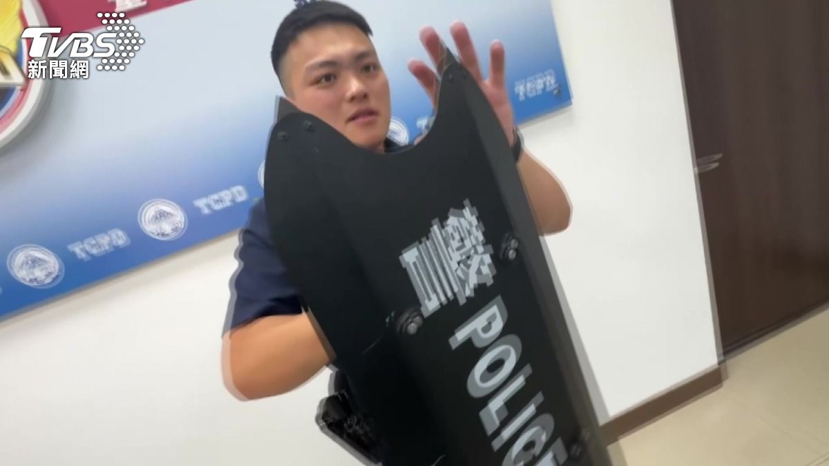 警臂盾破詐團鋼門，「銅牆鐵壁」一擊碎。(圖／TVBS)