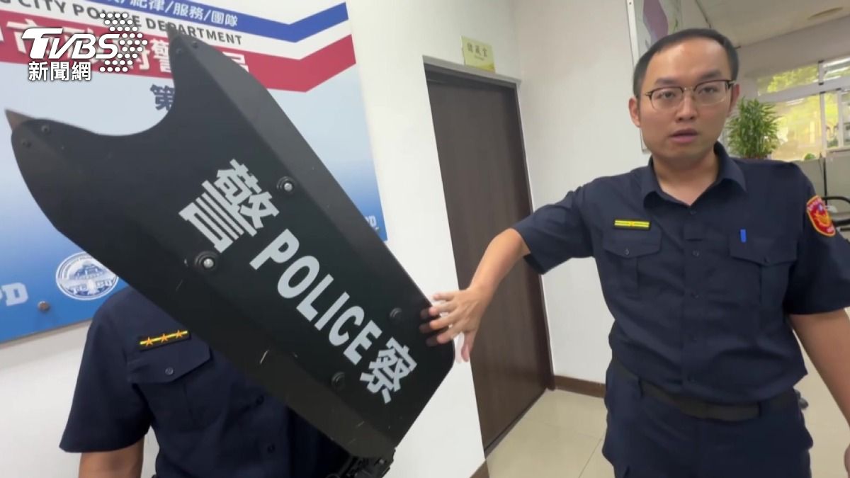 詐團鋼門遭破！警「臂盾猛擊」成功攻堅。(圖／TVBS)