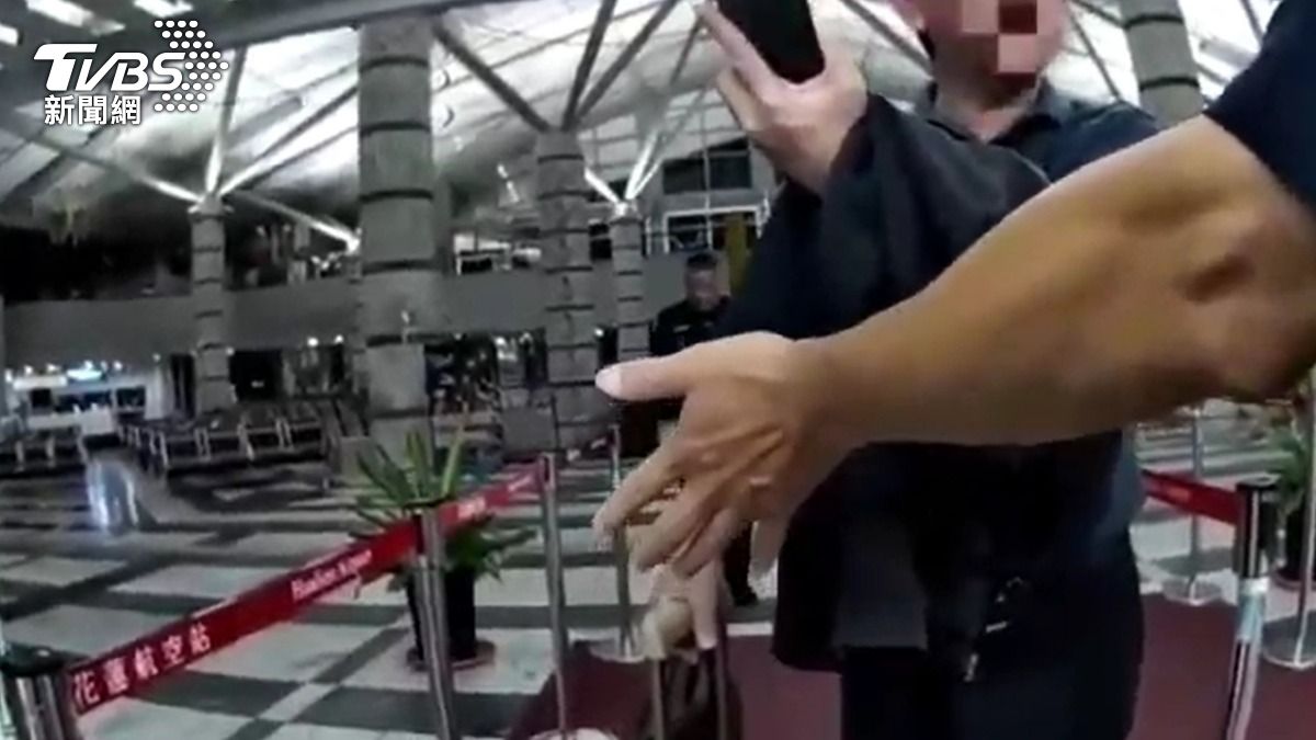 男搭機遲到，飆罵地勤人員，還硬闖管制區。（圖／TVBS）