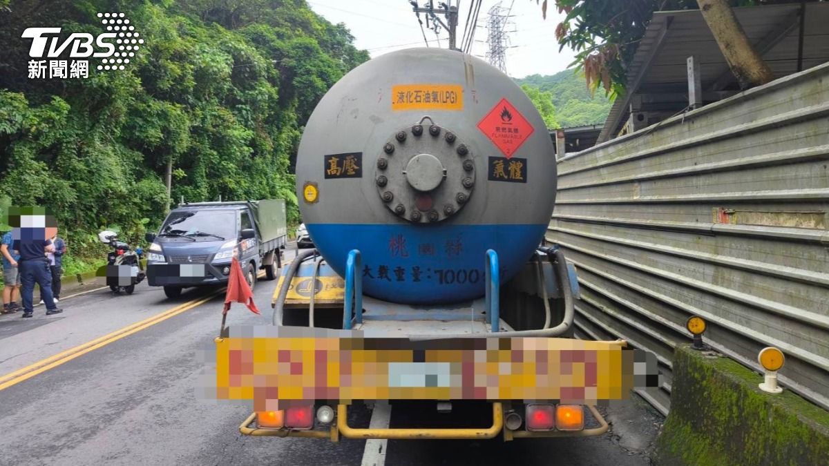 新北女騎士疑似超車出意外 遭氣體槽車輾過送醫不治