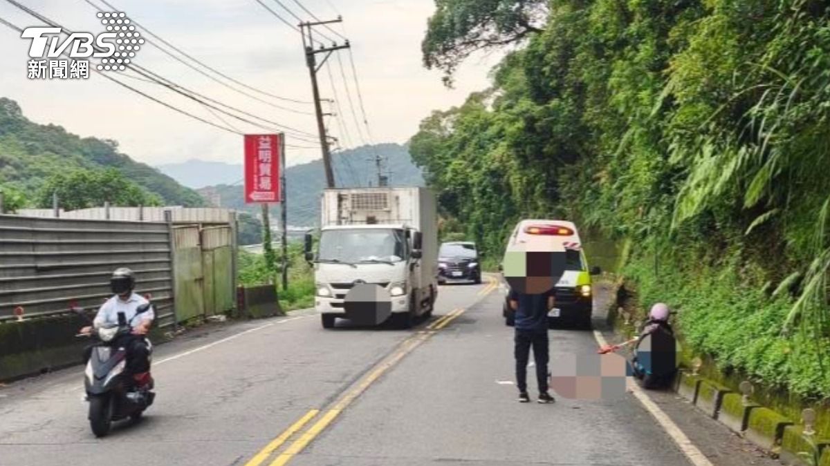 救護車到場女子送醫不治。(圖/TVBS)