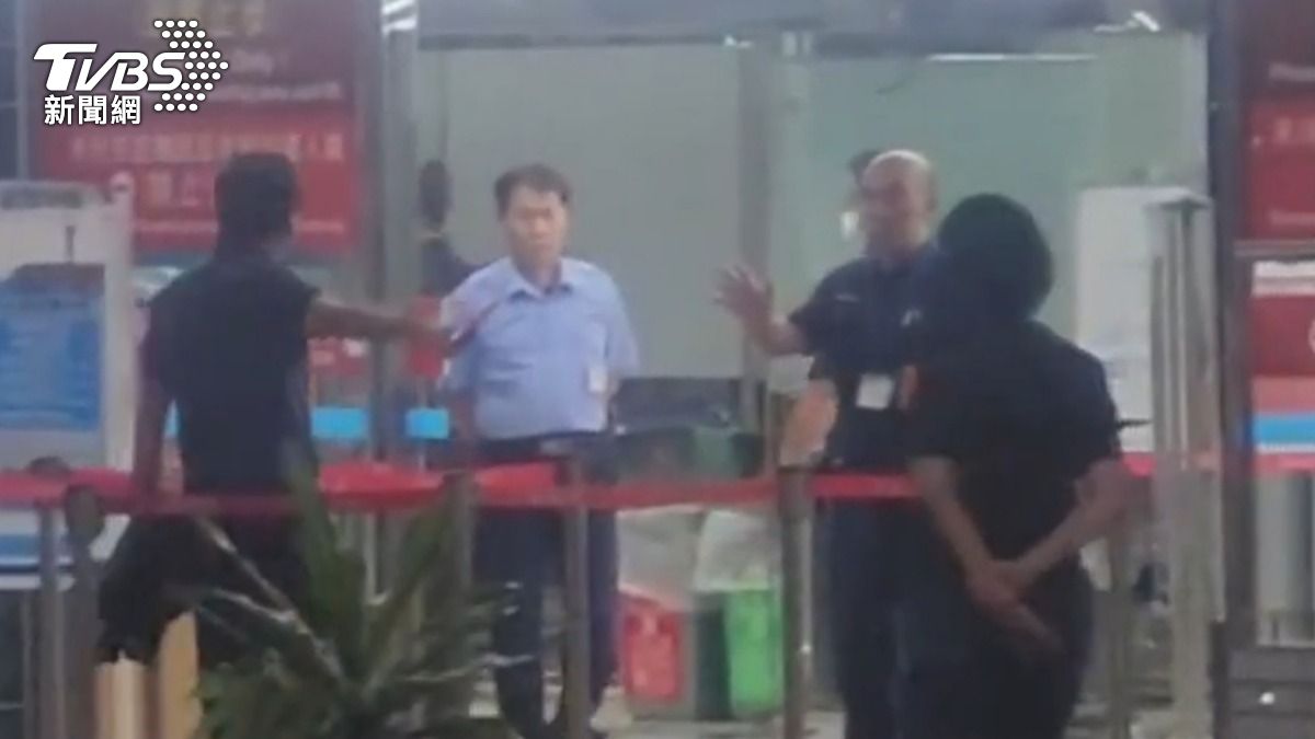 男子搭機遲到，飆罵地勤人員，還硬闖管制區。（圖／民眾提供）