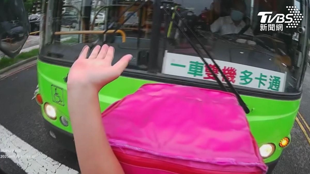 外送員禮讓行人被罵翻 公車司機開廣播嗆聲畫面曝光。(圖/當事人提供)