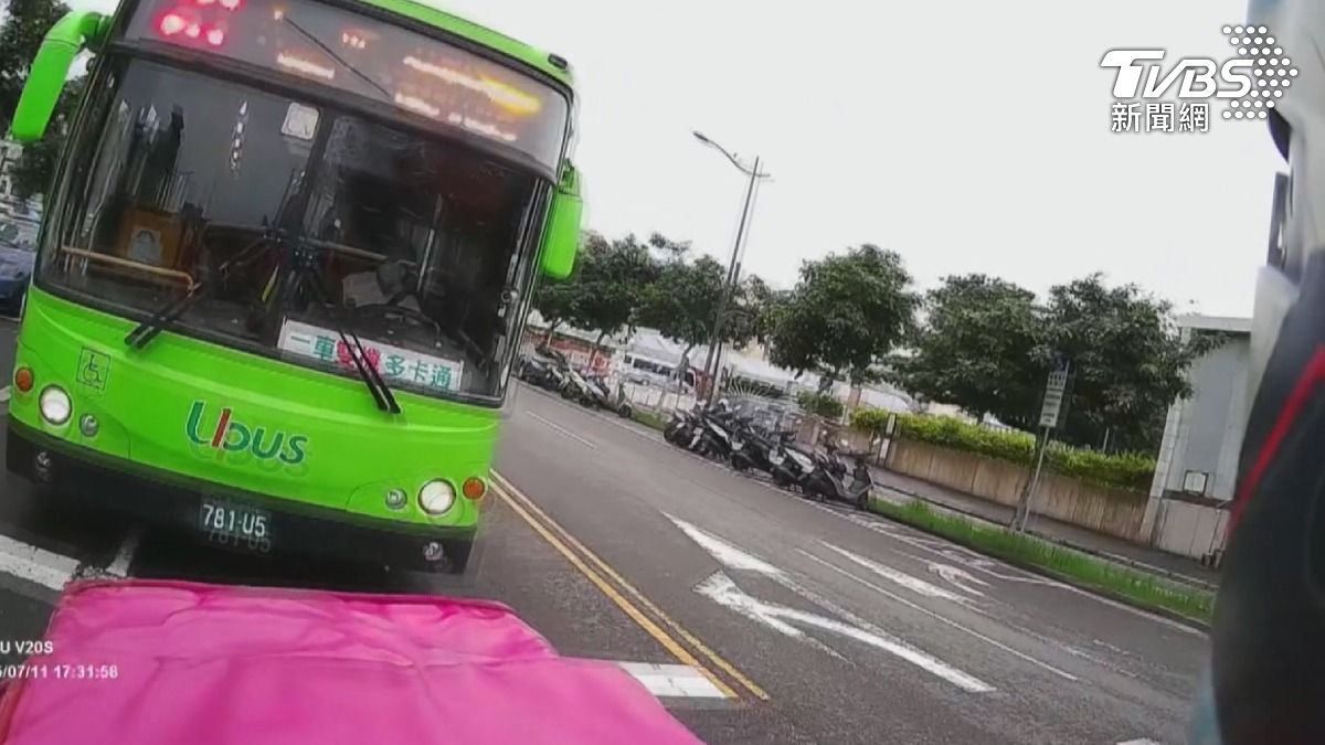 禮讓行人惹議!公車急煞「差點追撞」外送員。(圖/當事人提供)