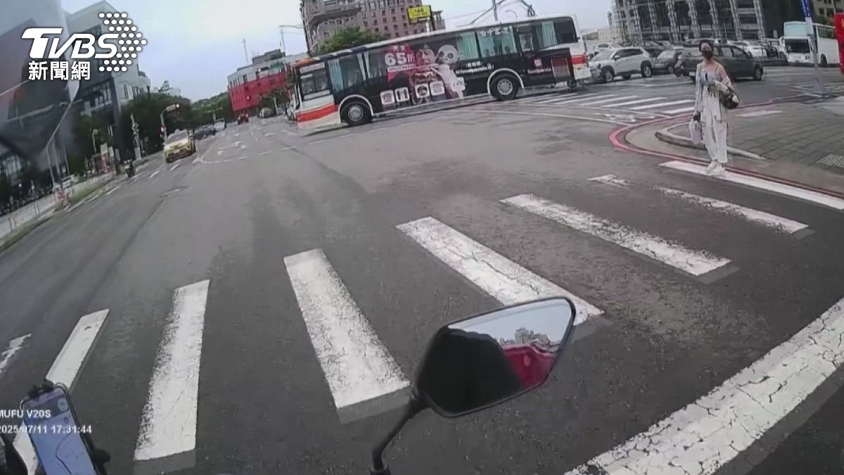 這一幕讓正要過馬路的女子感到不知所措。(圖/當事人提供)