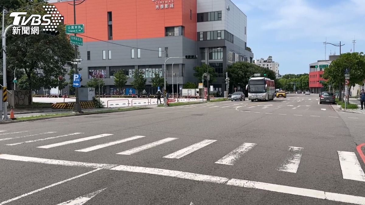 外送員禮讓行人惹怒公車?客運回應了。(圖/當事人提供)