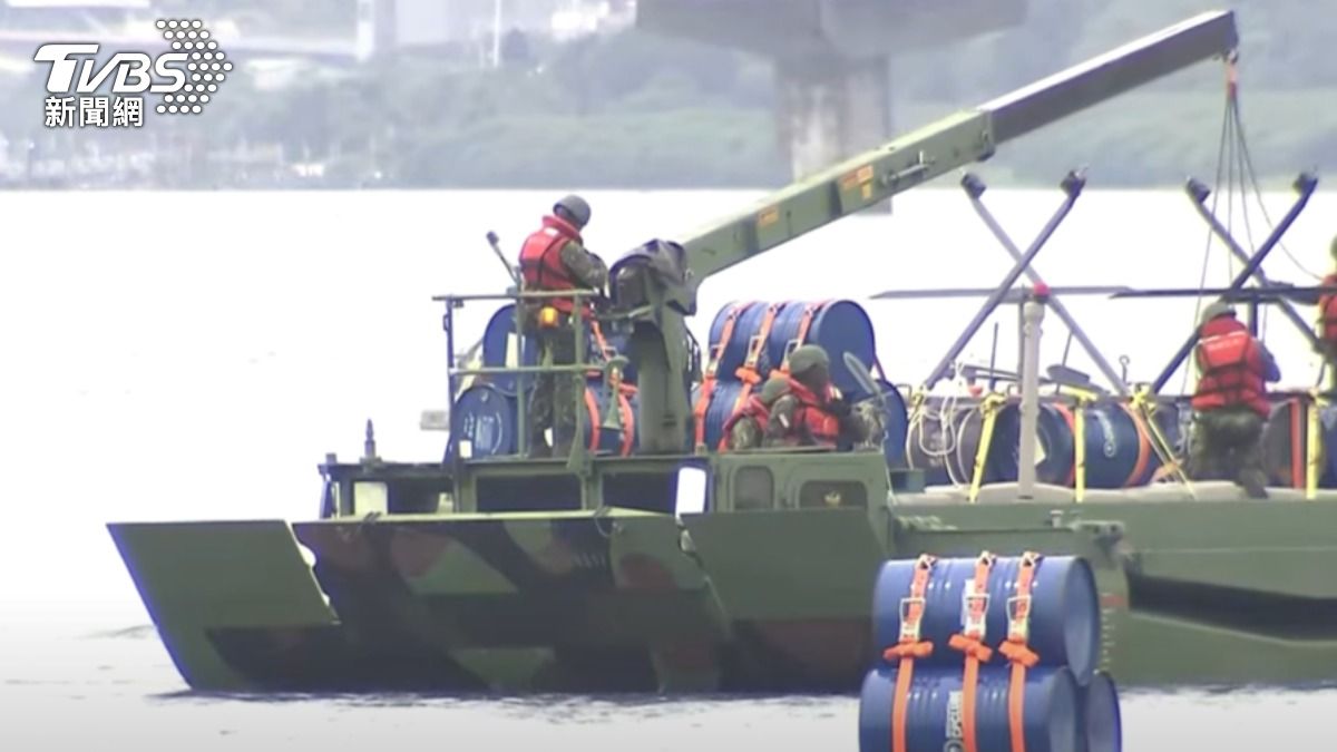 負責第三作戰區的陸軍六軍團53工兵群今日在淡水河道演練布放河道阻絕設施。（圖／TVBS）