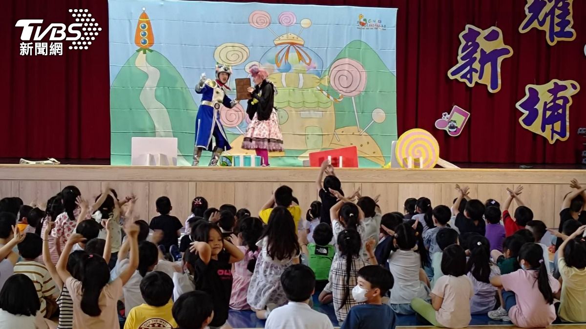 運用便當超人兒童劇走進校園宣導飲食教育。(圖/康善基金會提供)