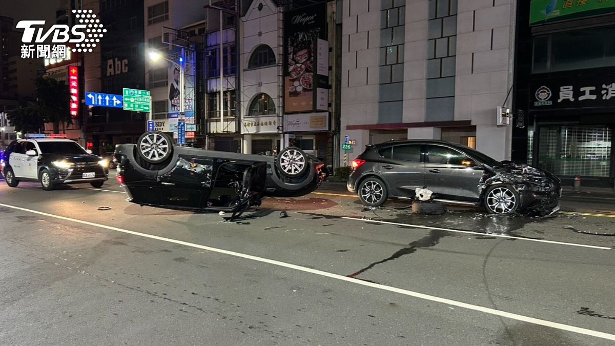 逆向狂衝撞翻車!高雄男超心虛「偷丟毒煙」 眼尖警當場抓包