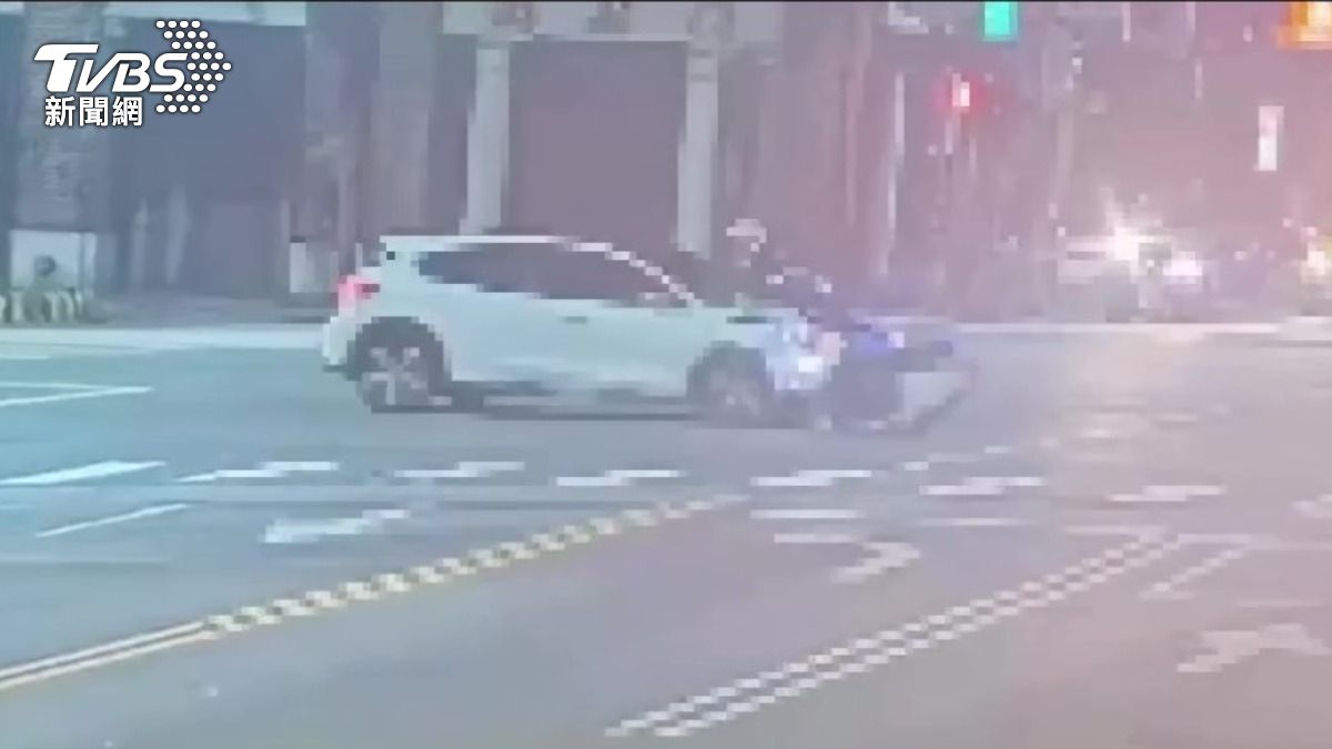 撞擊蔡汶融的多元計程車疑似超速駕駛被依法送辦。(圖/TVBS)