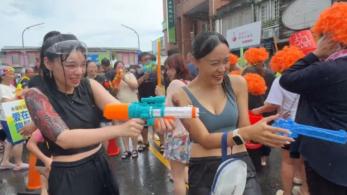 「蘇澳玩瘋了」封街潑水 濕身開打超紓壓
