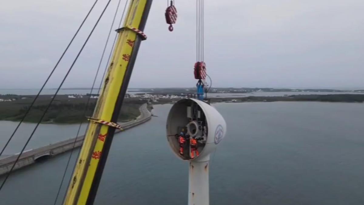 超過20層樓塔筒作業，澎湖8組風機拆卸動工。（圖／啟德機械起重工程　提供）