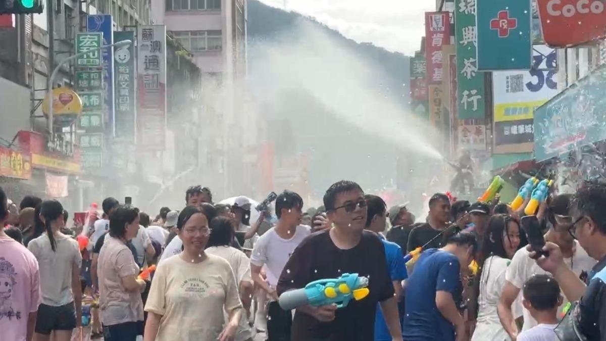 蘇澳潑水節!暑假限定濕身大戰 大人小孩一起瘋狂濕出場。(圖/TVBS)