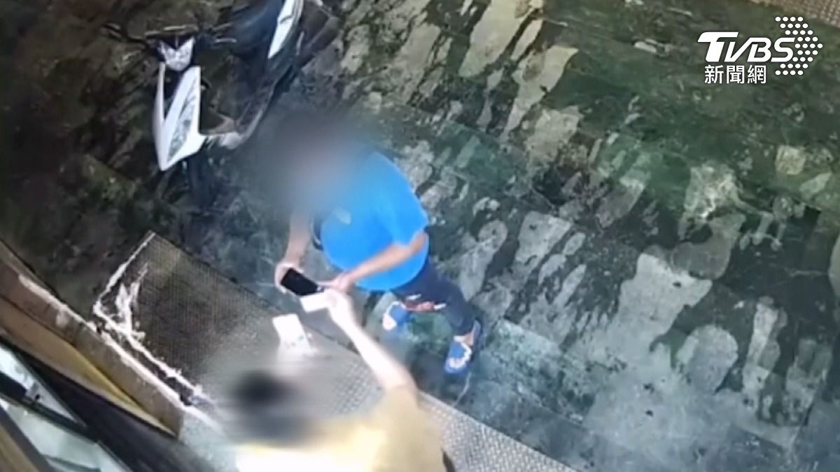 自稱郵差的陳男,雨天深夜到鎖店,誆稱媽媽重病急需4千元,老闆誤信借錢遭騙。(圖/TVBS)