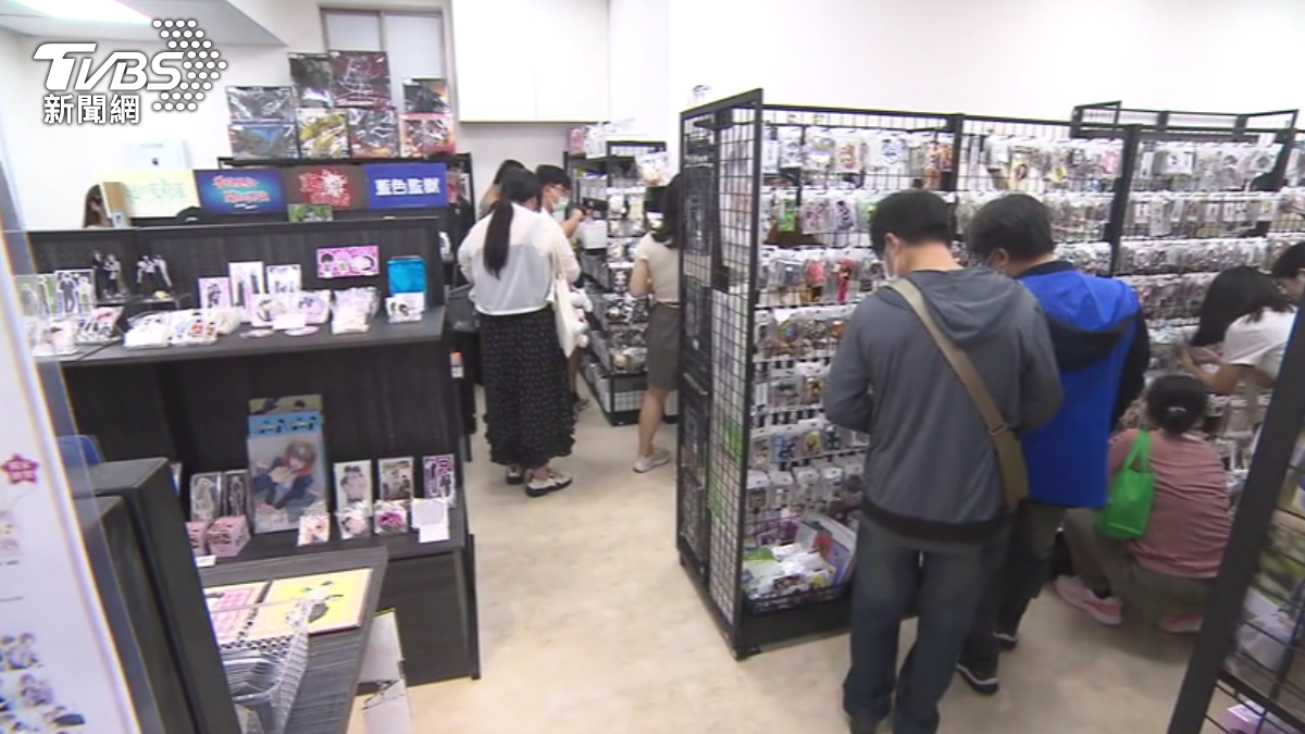 日系動漫商品店合作台灣漫畫展在西門開設全新概念店，開幕日吸引大批人潮。（圖／TVBS）