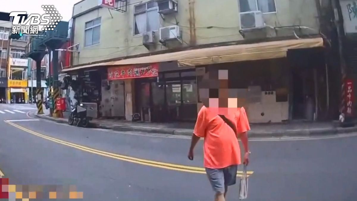 男子違規過馬路,拒絕挨罰、對警咆哮。 (圖/TVBS)