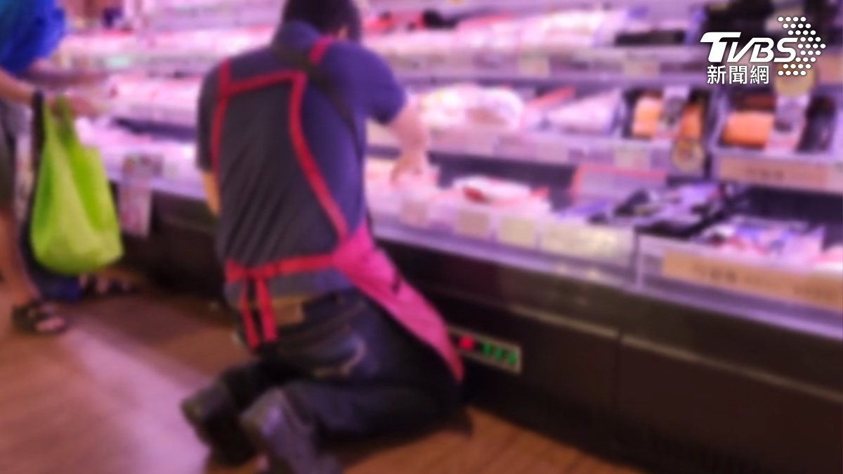 男子買不到超市6折便當對女店員嘶吼。（圖／TVBS）