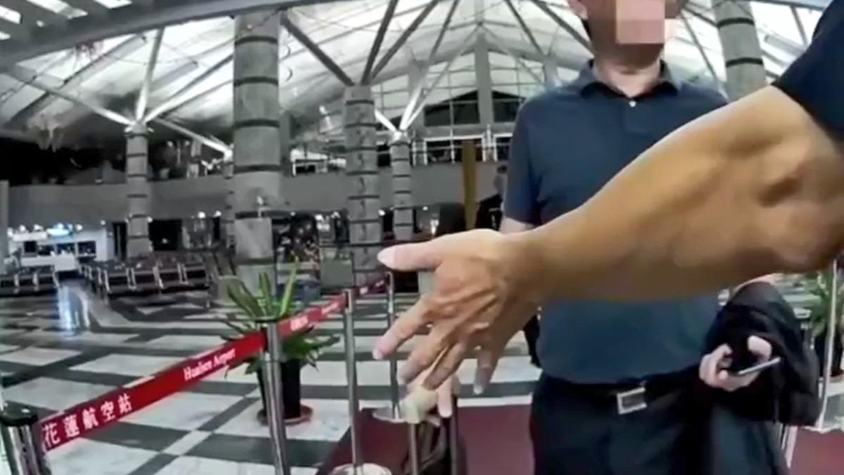 遲到無法登機,男怒飆地勤還想硬闖管制區。(圖/警方提供)