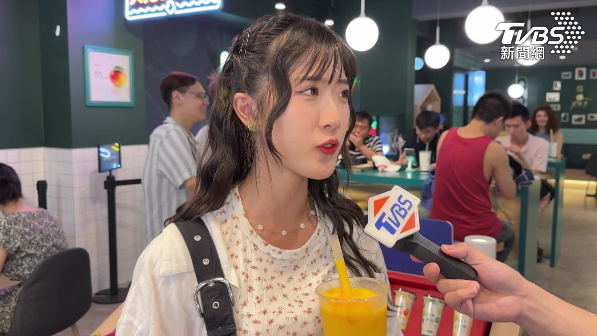 整顆愛文芒果變冰沙做成冰沙，民眾說好消暑。（圖／TVBS）