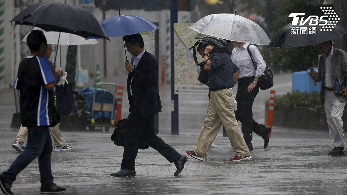 日本暴雨成災,甚至有人孔蓋因此噴飛。(圖/達志影像路透社)