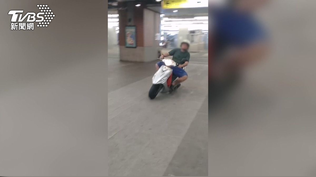 台中火車站商店街驚見機車騎士危險闖入。(圖/民眾提供)