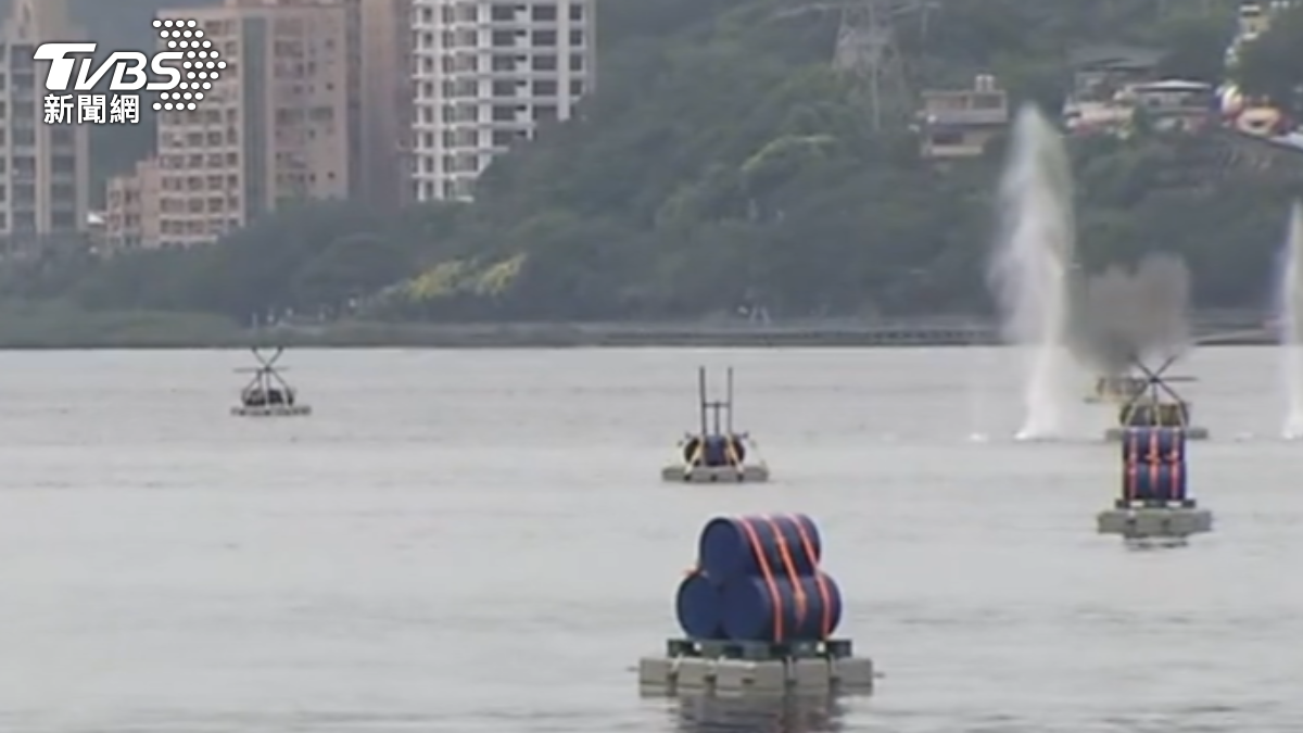 淡水河阻絕鏈首次試爆。(圖/TVBS)